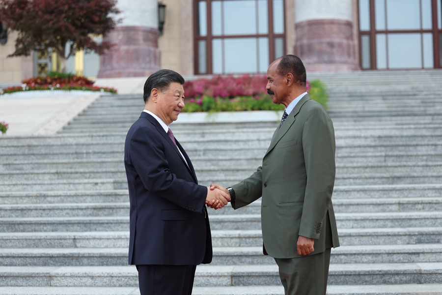 5月15日下午,国家主席习近平在北京人民大会堂同来华进行国事访问的厄立特里亚总统伊萨亚斯举行会谈。这是会谈前,习近平在人民大会堂东门外广场为伊萨亚斯举行欢迎仪式。 5月15日下午,国家主席习近平在北京人民大会堂同来华进行国事访问的厄立特里亚总统伊萨亚斯举行会谈。这是会谈前,习近平在人民大会堂东门外广场为伊萨亚斯举行欢迎仪式。