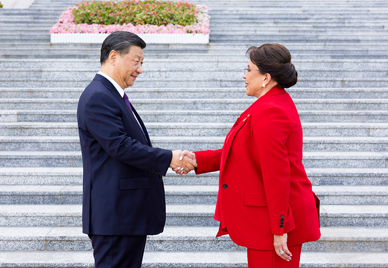 6月12日下午，国家主席习近平在北京人民大会堂同来华进行国事访问的洪都拉斯总统卡斯特罗举行会谈。这是会谈前，习近平在人民大会堂东门外广场为卡斯特罗举行欢迎仪式。