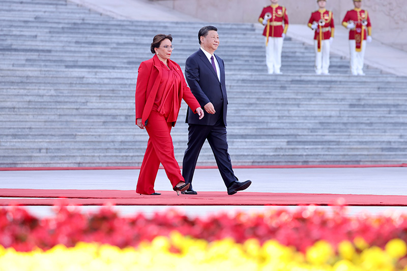 6月12日下午，国家主席习近平在北京人民大会堂同来华进行国事访问的洪都拉斯总统卡斯特罗举行会谈。这是会谈前，习近平在人民大会堂东门外广场为卡斯特罗举行欢迎仪式。