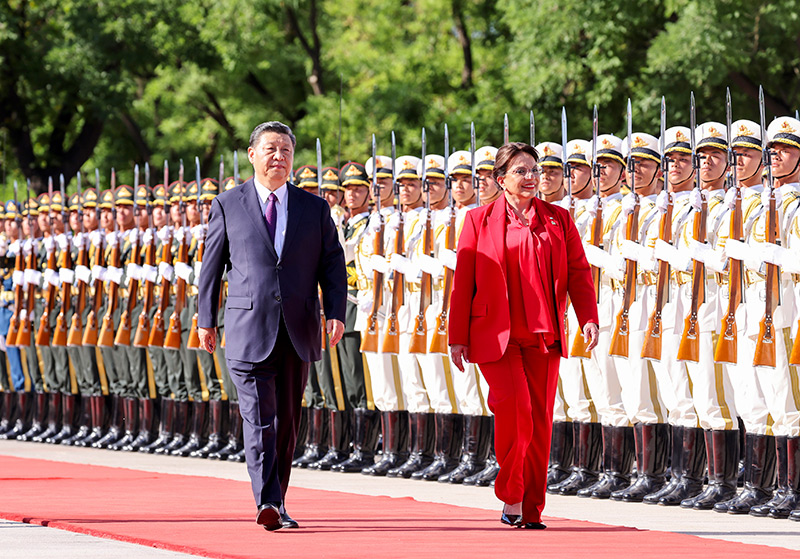 6月12日下午，国家主席习近平在北京人民大会堂同来华进行国事访问的洪都拉斯总统卡斯特罗举行会谈。这是会谈前，习近平在人民大会堂东门外广场为卡斯特罗举行欢迎仪式。