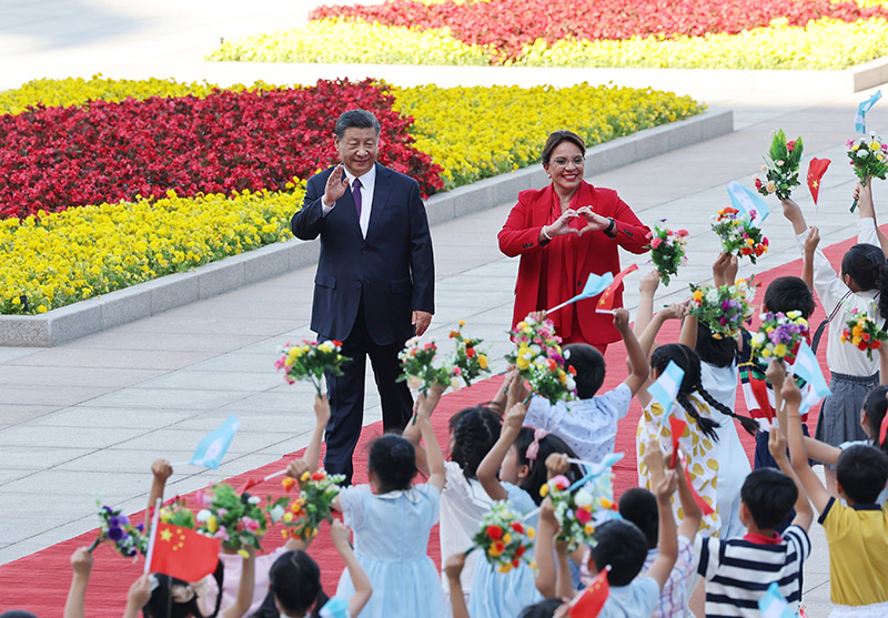 6月12日下午，国家主席习近平在北京人民大会堂同来华进行国事访问的洪都拉斯总统卡斯特罗举行会谈。这是会谈前，习近平在人民大会堂东门外广场为卡斯特罗举行欢迎仪式。