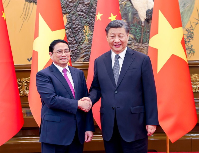 6月27日下午，国家主席习近平在北京人民大会堂会见来华进行正式访问的越南总理范明政。
