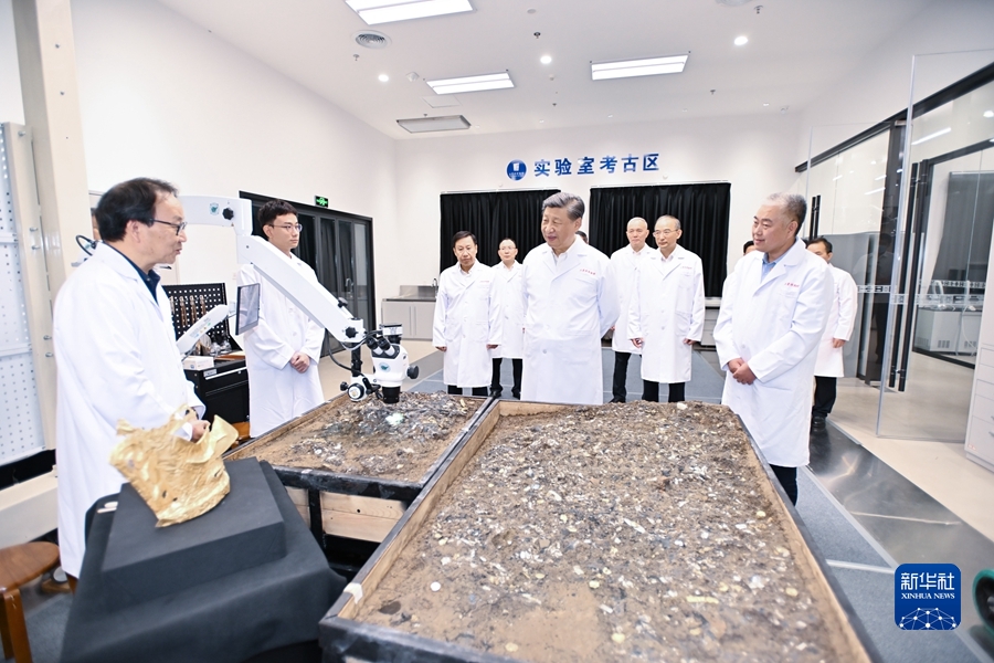 7月25日至27日，中共中央总书记、国家主席、中央军委主席习近平在四川考察。这是26日下午，习近平在位于德阳市广汉市的三星堆博物馆文物保护与修复馆，同现场工作人员亲切交流。