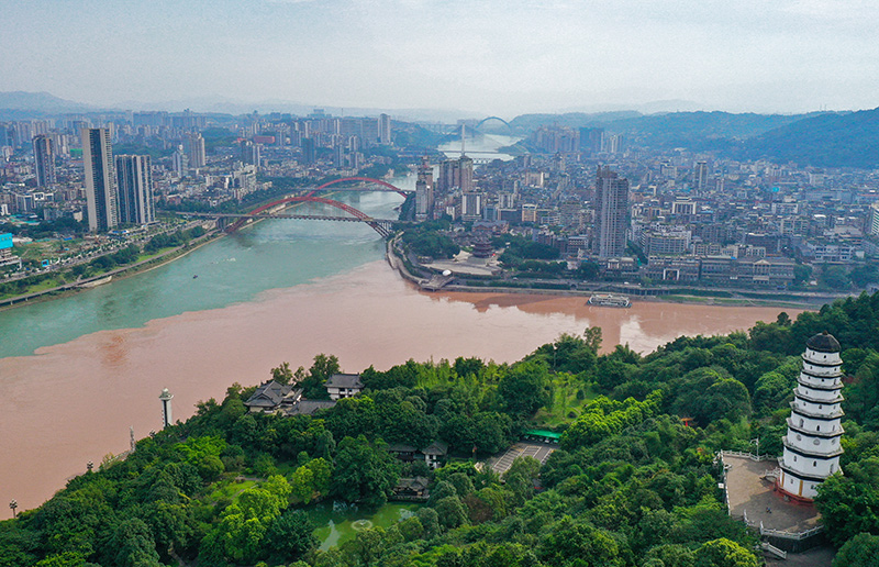 四川省宜宾市三江口景色（2022年6月30日摄，无人机照片）。