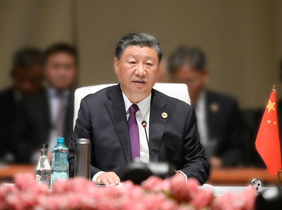 当地时间8月23日上午，金砖国家领导人第十五次会晤在约翰内斯堡杉藤会议中心举行。南非总统拉马福萨主持会晤。中国国家主席习近平、巴西总统卢拉、印度总理莫迪和俄罗斯总统普京（线上）出席。习近平发表题为《团结协作谋发展 勇于担当促和平》的重要讲话。
