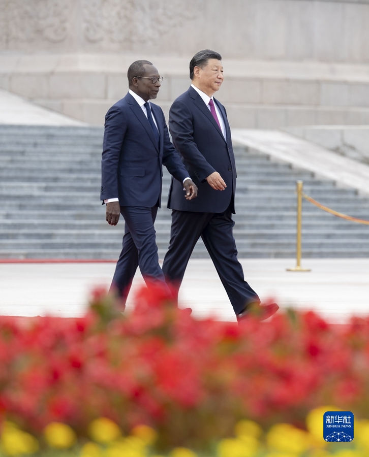 9月1日下午，国家主席习近平在北京人民大会堂同来华进行国事访问的贝宁总统塔隆举行会谈。这是会谈前，习近平在人民大会堂东门外广场为塔隆举行欢迎仪式。