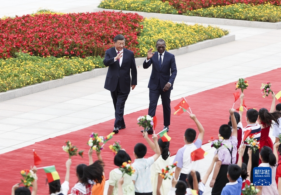 9月1日下午，国家主席习近平在北京人民大会堂同来华进行国事访问的贝宁总统塔隆举行会谈。这是会谈前，习近平在人民大会堂东门外广场为塔隆举行欢迎仪式。
