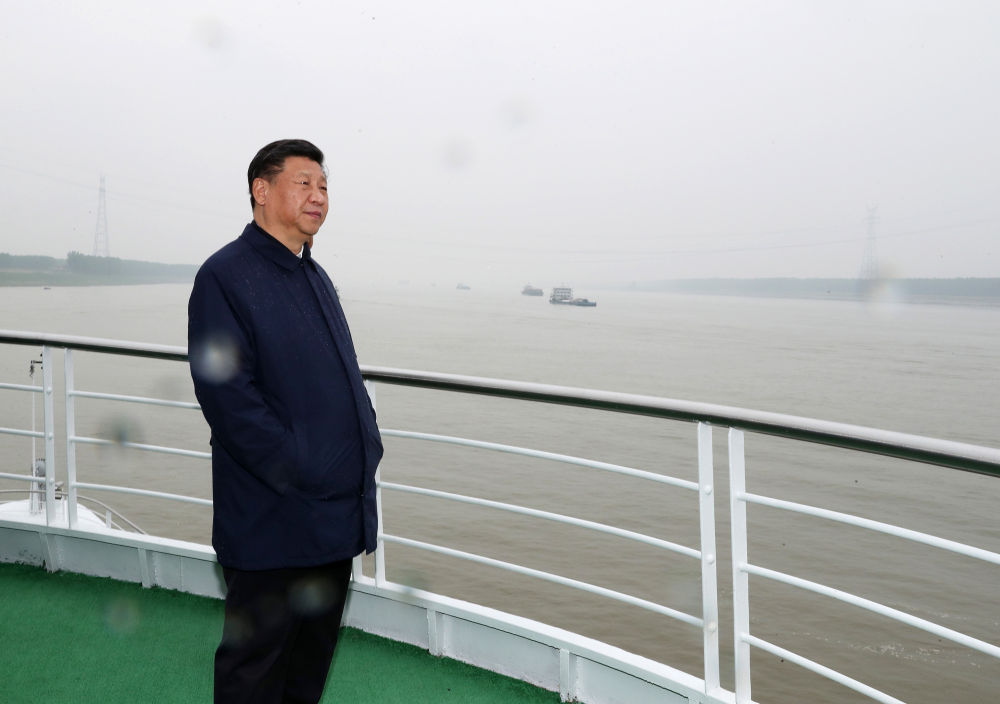 2018年4月26日下午，中共中央总书记、国家主席、中央军委主席习近平在武汉主持召开深入推动长江经济带发展座谈会并发表重要讲话。这是座谈会前，习近平于25日上午乘船沿江察看两岸生态环境和发展建设情况。