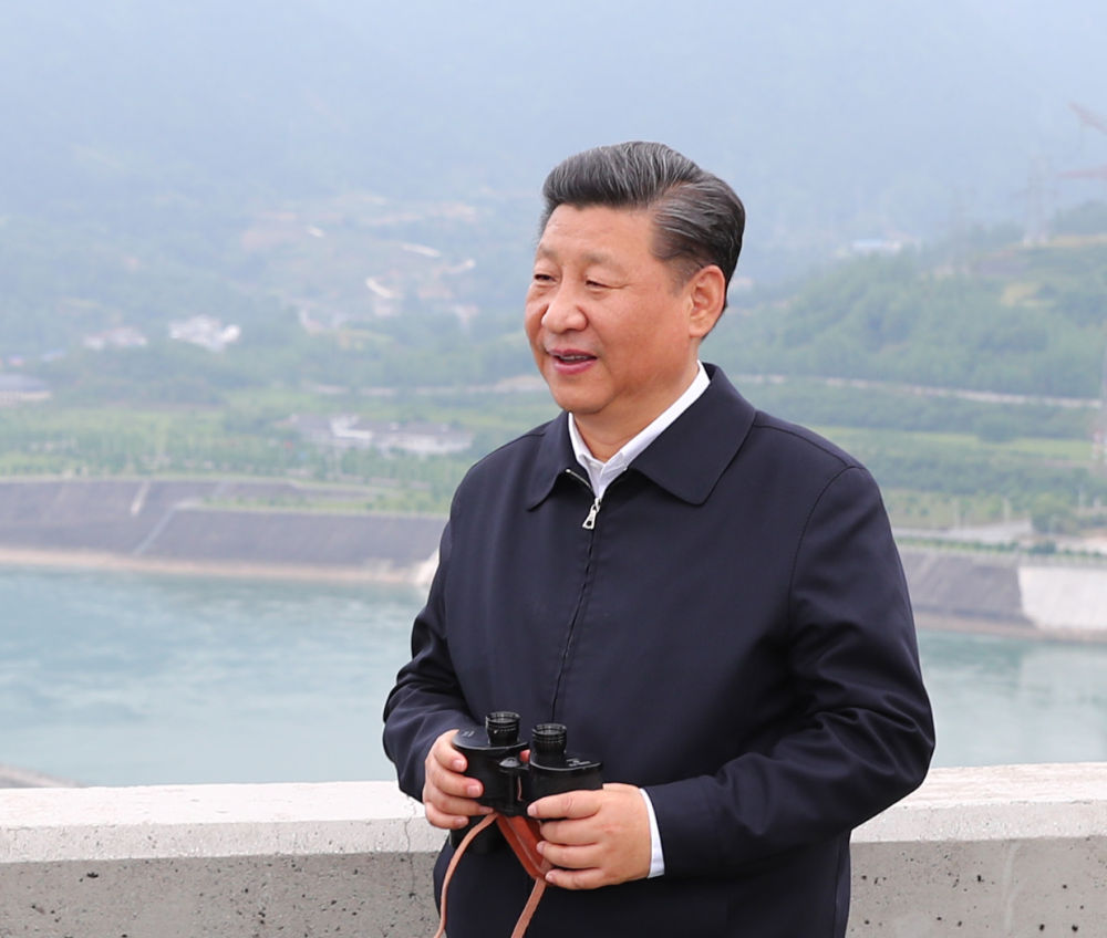2018年4月24日下午，中共中央总书记、国家主席、中央军委主席习近平来到三峡大坝，详细了解三峡工程建设、发电、水利、通航、生态保护等方面的情况。这是习近平在坝顶察看三峡工程全貌和坝区周边生态环境。