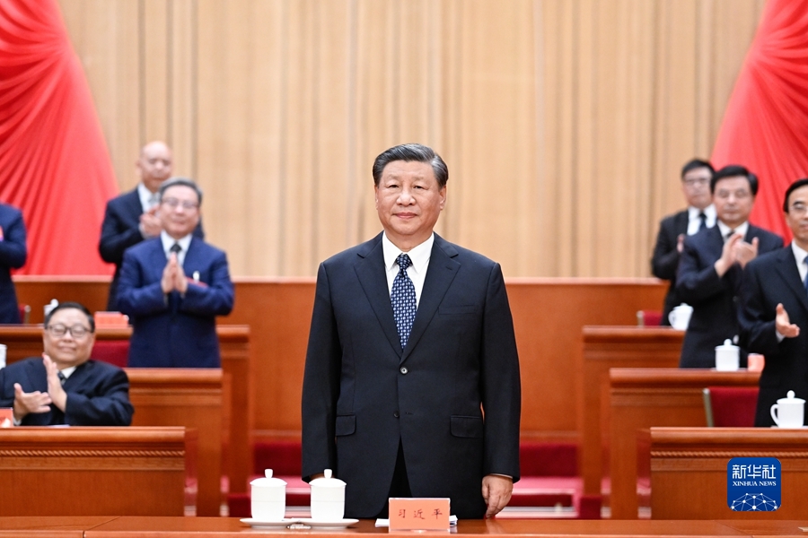 9月18日，中国残疾人联合会第八次全国代表大会在北京人民大会堂开幕。这是中共中央总书记、国家主席、中央军委主席习近平在主席台向与会代表致意。