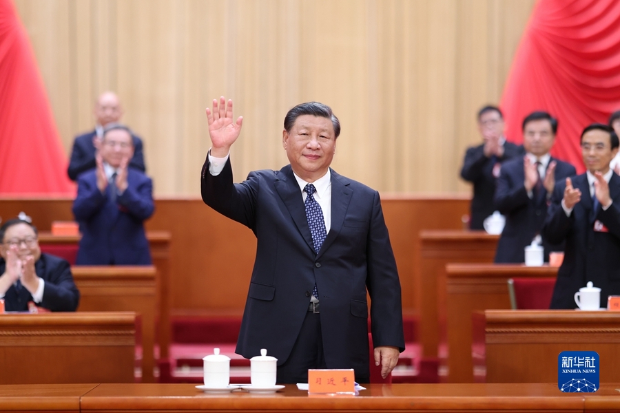 9月18日，中国残疾人联合会第八次全国代表大会在北京人民大会堂开幕。这是中共中央总书记、国家主席、中央军委主席习近平在主席台向与会代表挥手致意。