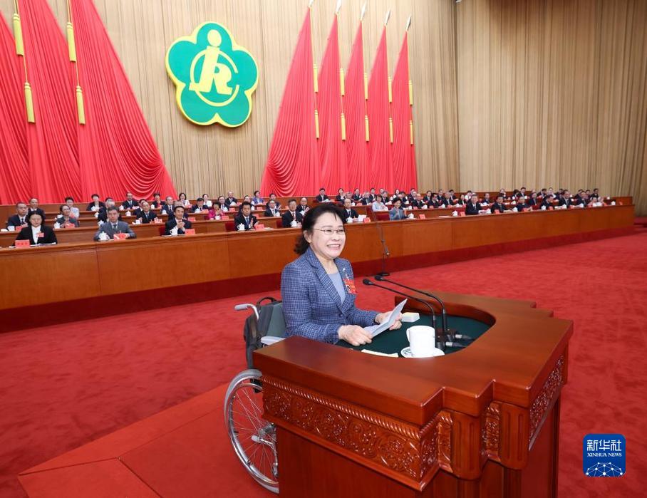 9月18日，中国残疾人联合会第八次全国代表大会在北京人民大会堂开幕。这是中国残联主席张海迪代表中国残联第七届主席团向大会作工作报告。