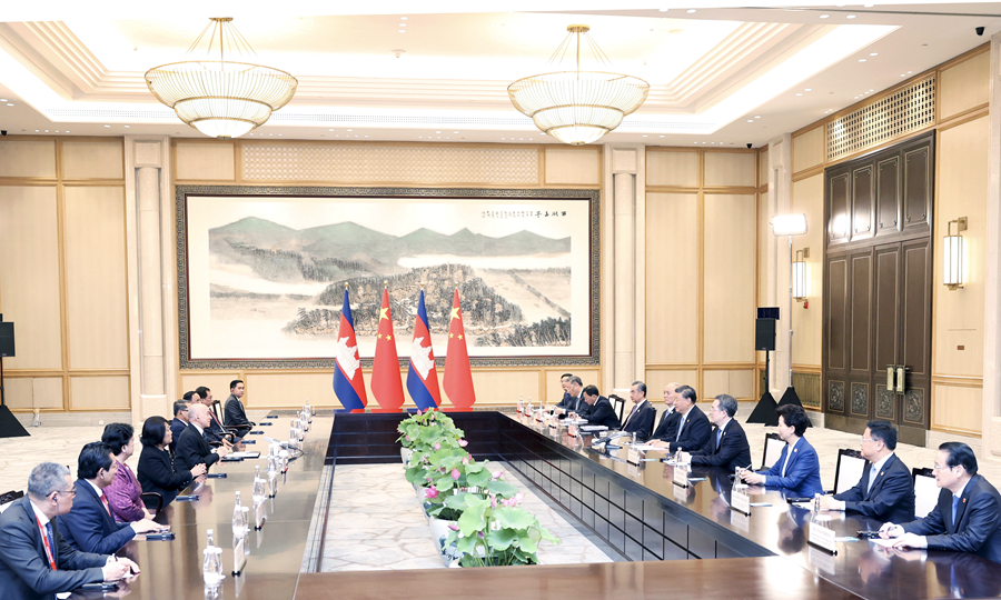 9月23日上午，国家主席习近平在杭州西湖国宾馆会见出席第19届亚洲运动会开幕式的柬埔寨国王西哈莫尼。