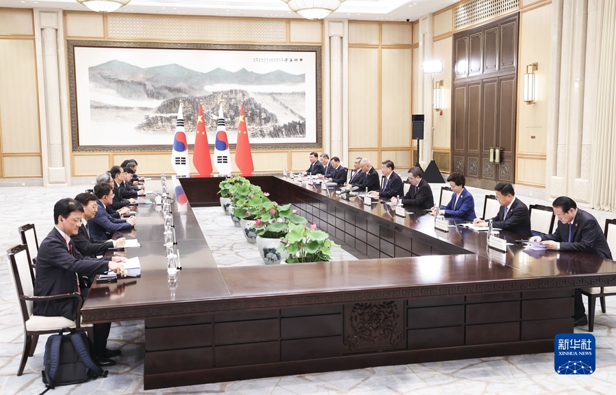 9月23日下午，国家主席习近平在杭州西湖国宾馆会见来华出席第19届亚洲运动会开幕式的韩国总理韩德洙。