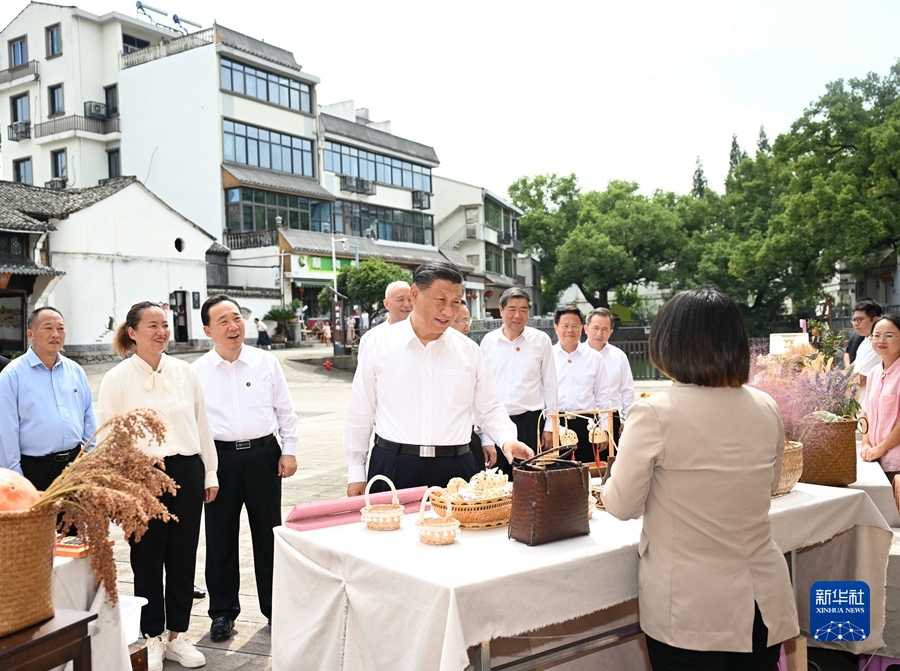 9月20日至21日，中共中央总书记、国家主席、中央军委主席习近平在浙江考察。这是20日上午，习近平在金华市义乌市后宅街道李祖村考察。