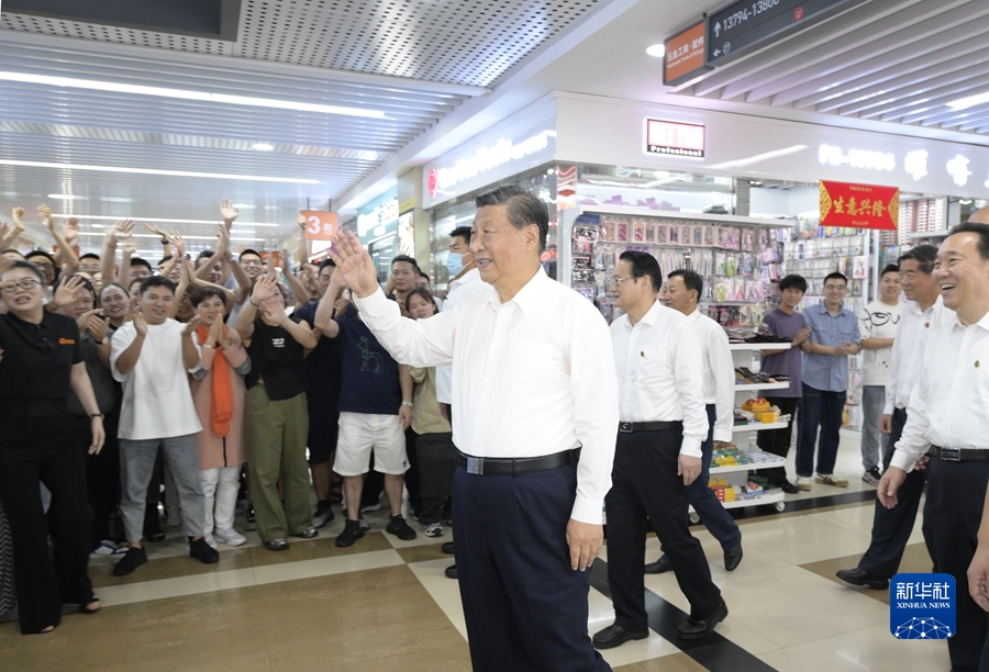 9月20日至21日，中共中央总书记、国家主席、中央军委主席习近平在浙江考察。这是20日上午，习近平在义乌国际商贸城考察时，同商户亲切交流。