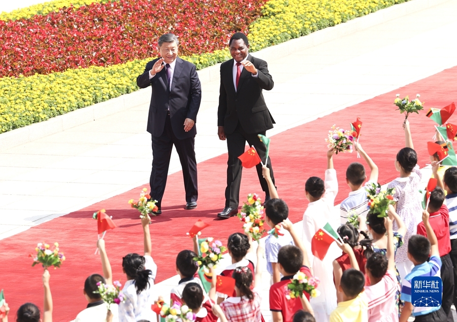 9月15日上午，国家主席习近平在北京人民大会堂同来华进行国事访问的赞比亚总统希奇莱马举行会谈。这是会谈前，习近平在人民大会堂东门外广场为希奇莱马举行欢迎仪式。
