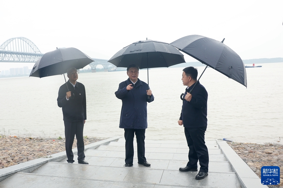 10月10日至13日，中共中央总书记、国家主席、中央军委主席习近平在江西考察。这是10日下午，习近平在长江国家文化公园九江城区段考察。