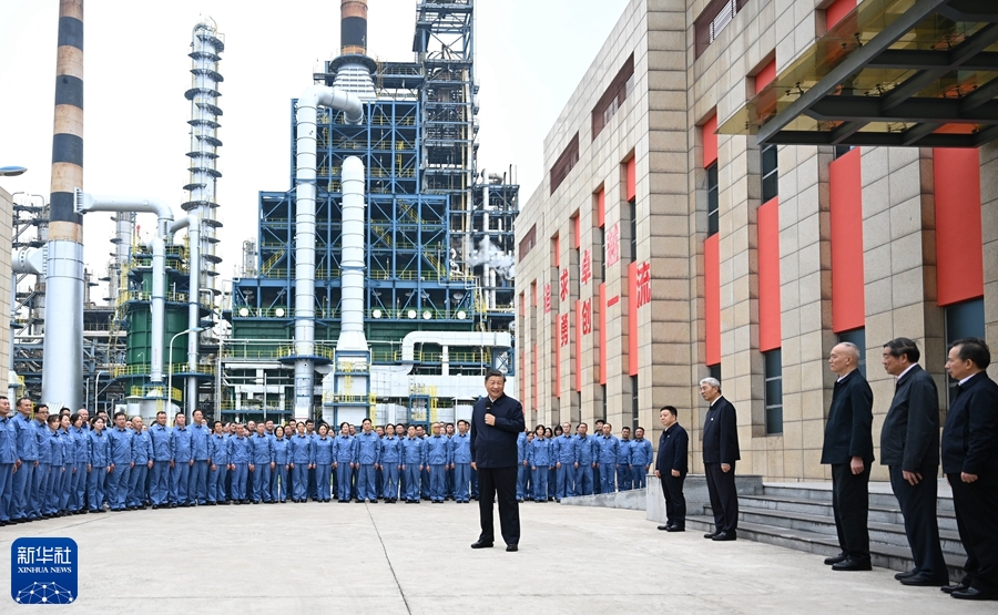 10月10日至13日，中共中央总书记、国家主席、中央军委主席习近平在江西考察。这是10日下午，习近平在中国石化九江分公司考察时，同企业员工亲切交流。