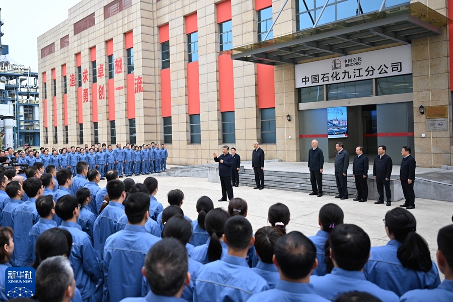 10月10日至13日，中共中央总书记、国家主席、中央军委主席习近平在江西考察。这是10日下午，习近平在中国石化九江分公司考察时，同企业员工亲切交流。