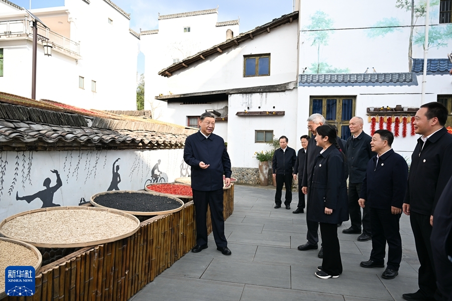 10月10日至13日，中共中央总书记、国家主席、中央军委主席习近平在江西考察。这是11日下午，习近平在上饶市婺源县秋口镇王村石门自然村考察。