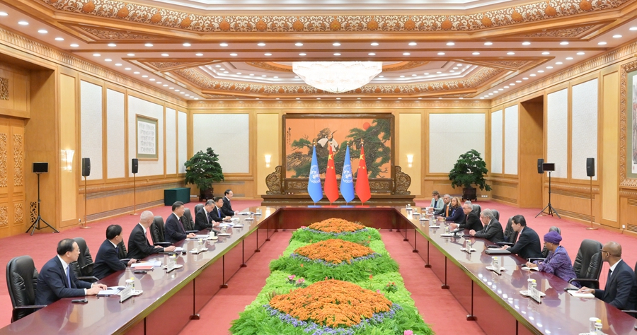 10月18日晚，国家主席习近平在北京人民大会堂会见来华出席第三届“一带一路”国际合作高峰论坛的联合国秘书长古特雷斯。