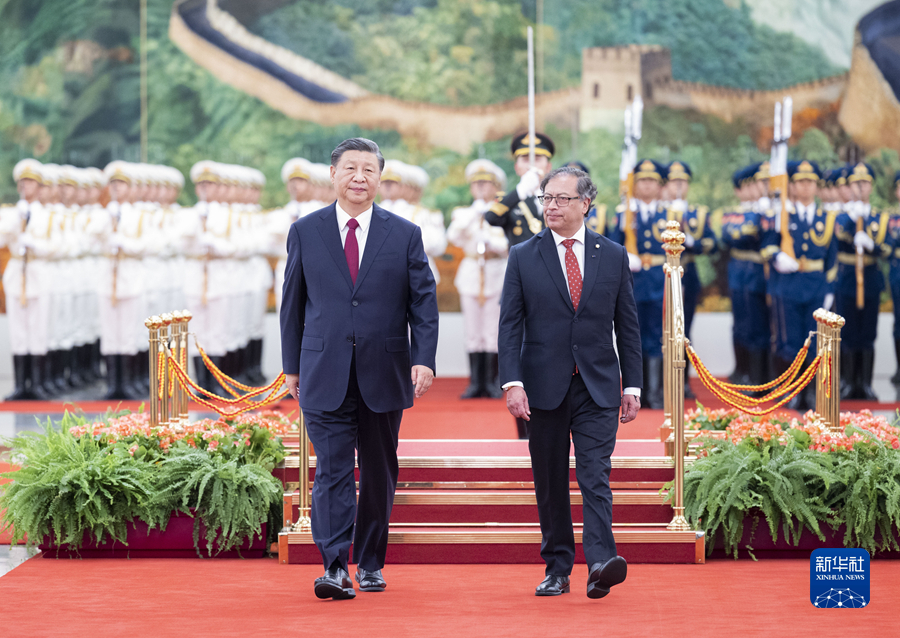 10月25日下午，国家主席习近平在北京人民大会堂同来华进行国事访问的哥伦比亚总统佩特罗举行会谈。这是会谈前，习近平在人民大会堂北大厅为佩特罗举行欢迎仪式。