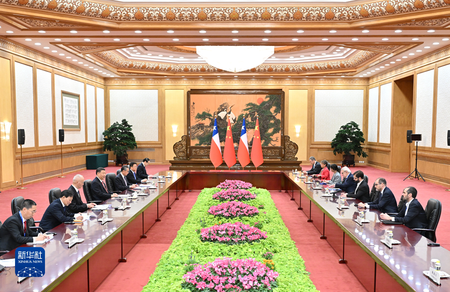 10月17日上午，国家主席习近平在北京人民大会堂同来华出席第三届“一带一路”国际合作高峰论坛并进行国事访问的智利总统博里奇举行会谈。