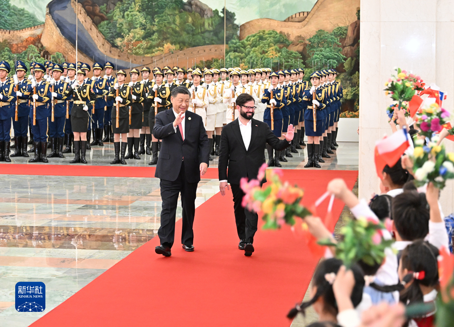 10月17日上午，国家主席习近平在北京人民大会堂同来华出席第三届“一带一路”国际合作高峰论坛并进行国事访问的智利总统博里奇举行会谈。会谈前，习近平在人民大会堂北大厅为博里奇举行欢迎仪式。