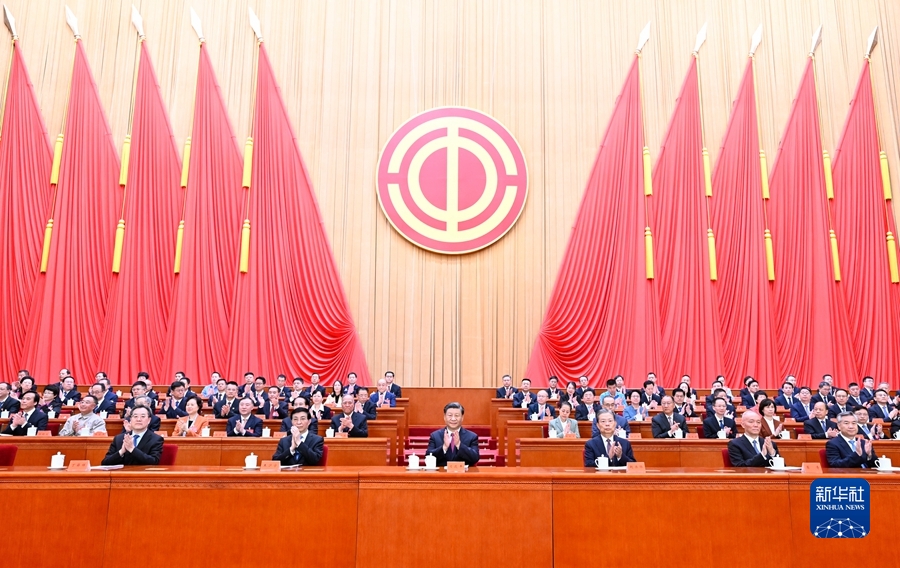 10月9日，中国工会第十八次全国代表大会在北京人民大会堂开幕。习近平、赵乐际、王沪宁、蔡奇、丁薛祥、李希等在主席台就座，祝贺大会召开。