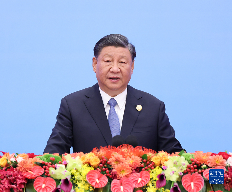 10月18日上午，国家主席习近平在北京人民大会堂出席第三届“一带一路”国际合作高峰论坛开幕式并发表题为《建设开放包容、互联互通、共同发展的世界》的主旨演讲。