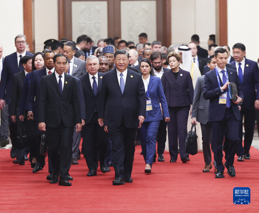 10月18日，国家主席习近平在北京人民大会堂出席第三届“一带一路”国际合作高峰论坛开幕式并发表主旨演讲。这是习近平同国际贵宾步入会场。