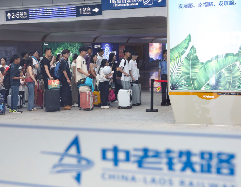 在云南景洪市的中老铁路西双版纳站，旅客有序进入站台乘车（2023年10月5日摄）。
