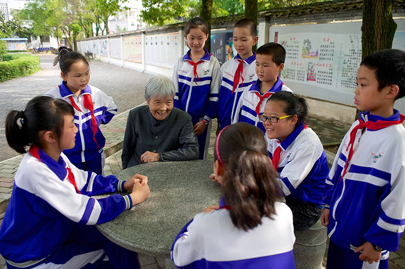 龚全珍老人（左三）和江西萍乡市莲花县的孩子们在一起（2013年5月21日摄）。