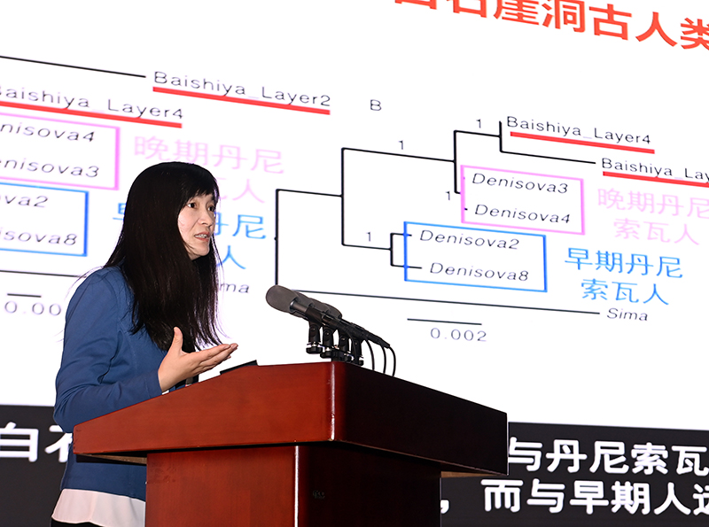 在河南省三门峡市举行的第三届中国考古学大会上，长期从事古遗传学研究的“80后”女科学家付巧妹在作主题报告（2021年10月18日摄）。