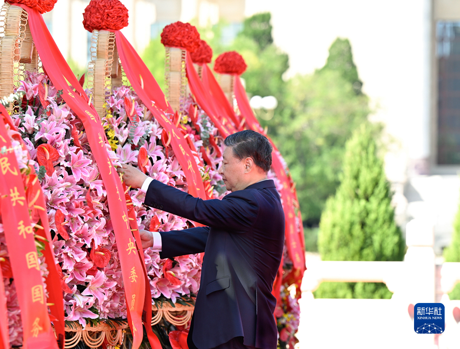 9月30日上午，党和国家领导人习近平、李强、赵乐际、王沪宁、蔡奇、丁薛祥、李希、韩正等来到北京天安门广场，出席烈士纪念日向人民英雄敬献花篮仪式。这是习近平整理花篮上的缎带。