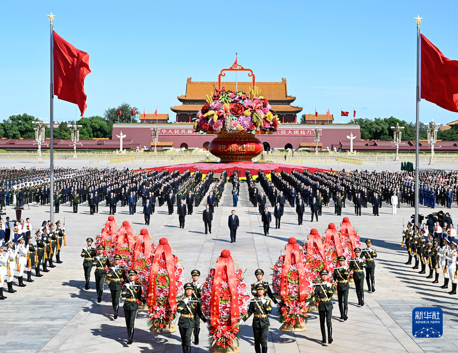 9月30日上午，党和国家领导人习近平、李强、赵乐际、王沪宁、蔡奇、丁薛祥、李希、韩正等来到北京天安门广场，出席烈士纪念日向人民英雄敬献花篮仪式。
