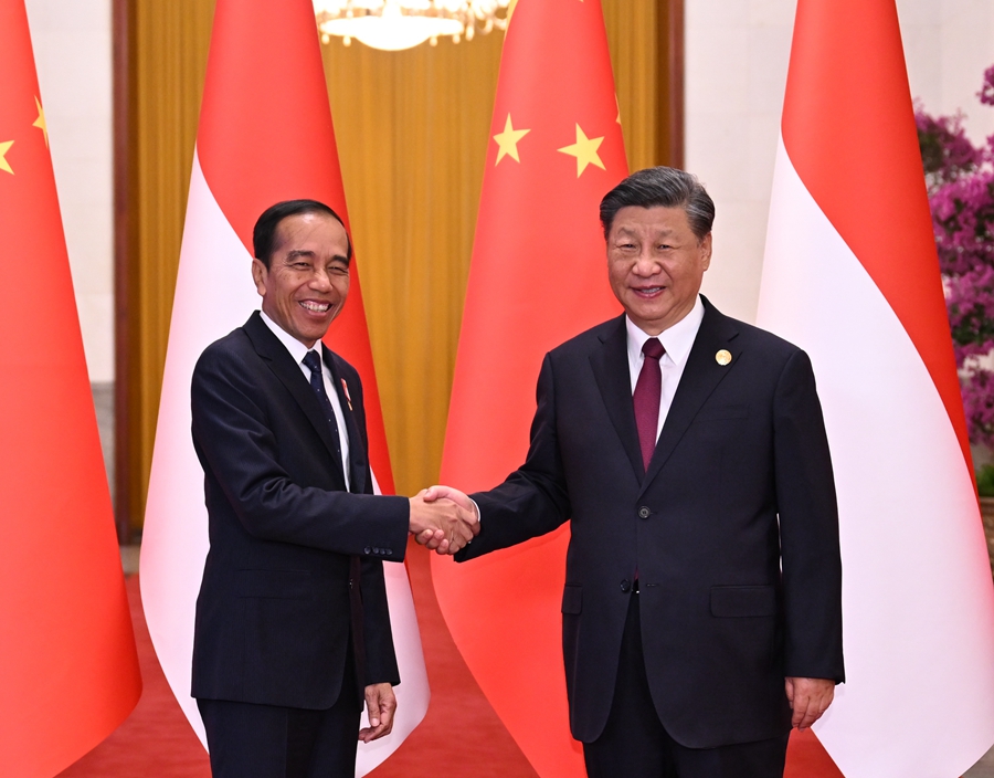 10月17日下午，国家主席习近平在北京人民大会堂同来华出席第三届“一带一路”国际合作高峰论坛并进行国事访问的印度尼西亚总统佐科举行会谈。会谈前，习近平在人民大会堂北大厅为佐科举行欢迎仪式。