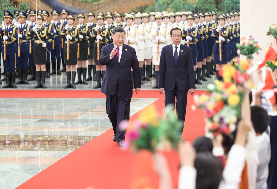 10月17日下午，国家主席习近平在北京人民大会堂同来华出席第三届“一带一路”国际合作高峰论坛并进行国事访问的印度尼西亚总统佐科举行会谈。会谈前，习近平在人民大会堂北大厅为佐科举行欢迎仪式。