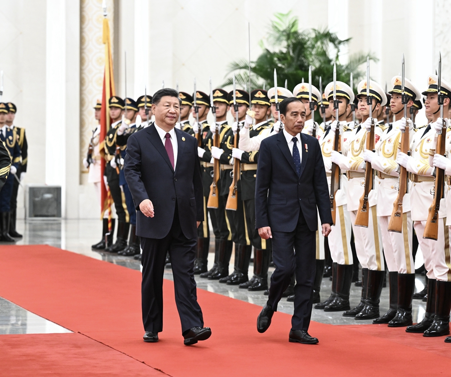 10月17日下午，国家主席习近平在北京人民大会堂同来华出席第三届“一带一路”国际合作高峰论坛并进行国事访问的印度尼西亚总统佐科举行会谈。会谈前，习近平在人民大会堂北大厅为佐科举行欢迎仪式。