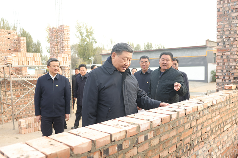  11月10日，中共中央总书记、国家主席、中央军委主席习近平在北京、河北考察灾后恢复重建工作。这是10日下午，习近平在河北保定涿州市刁窝镇万全庄村房屋重建施工现场考察。