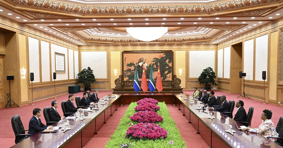 11月6日下午,国家主席习近平在北京人民大会堂会见南非副总统马沙蒂莱。 11月6日下午,国家主席习近平在北京人民大会堂会见南非副总统马沙蒂莱。