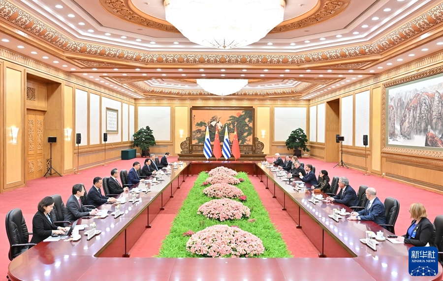 11月22日下午，国家主席习近平在北京人民大会堂同来华进行国事访问的乌拉圭总统拉卡列举行会谈。