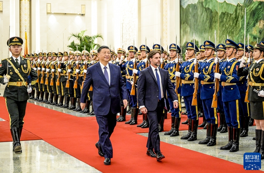 11月22日下午，国家主席习近平在北京人民大会堂同来华进行国事访问的乌拉圭总统拉卡列举行会谈。这是会谈前，习近平在人民大会堂北大厅为拉卡列举行欢迎仪式。