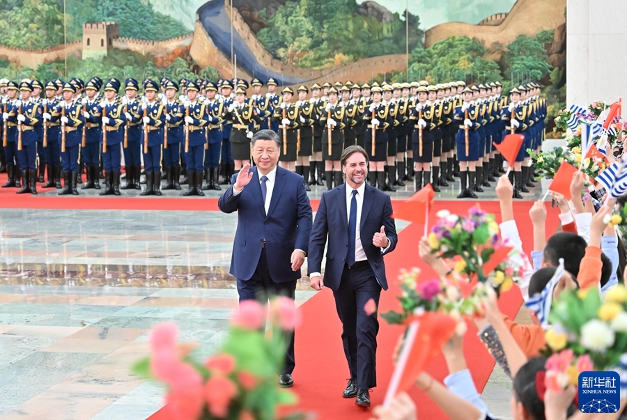 11月22日下午，国家主席习近平在北京人民大会堂同来华进行国事访问的乌拉圭总统拉卡列举行会谈。这是会谈前，习近平在人民大会堂北大厅为拉卡列举行欢迎仪式。