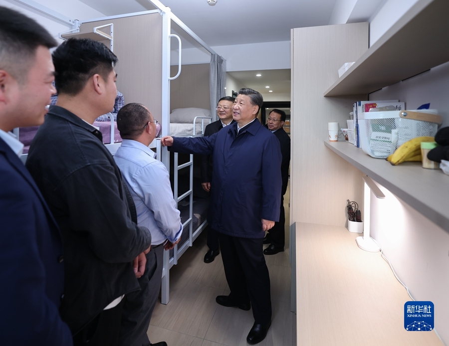 11月28日至12月2日，中共中央总书记、国家主席、中央军委主席习近平在上海考察。这是11月29日下午，习近平在闵行区新时代城市建设者管理者之家考察时，在社区宿舍型出租房源租户的住房，了解在此居住的城市一线工作者的生活状况。