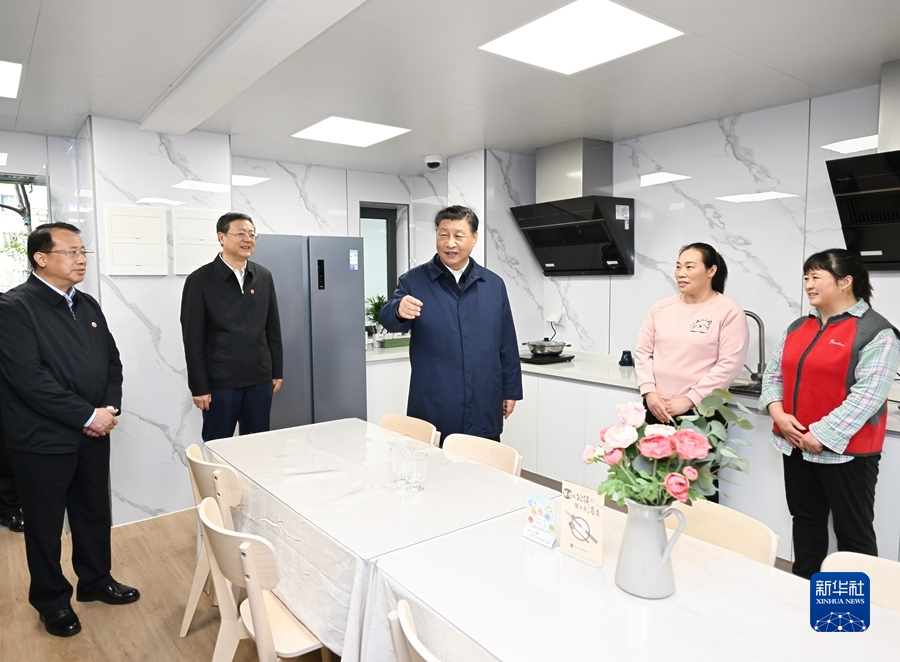 11月28日至12月2日，中共中央总书记、国家主席、中央军委主席习近平在上海考察。这是11月29日下午，习近平在闵行区新时代城市建设者管理者之家公共厨房考察。