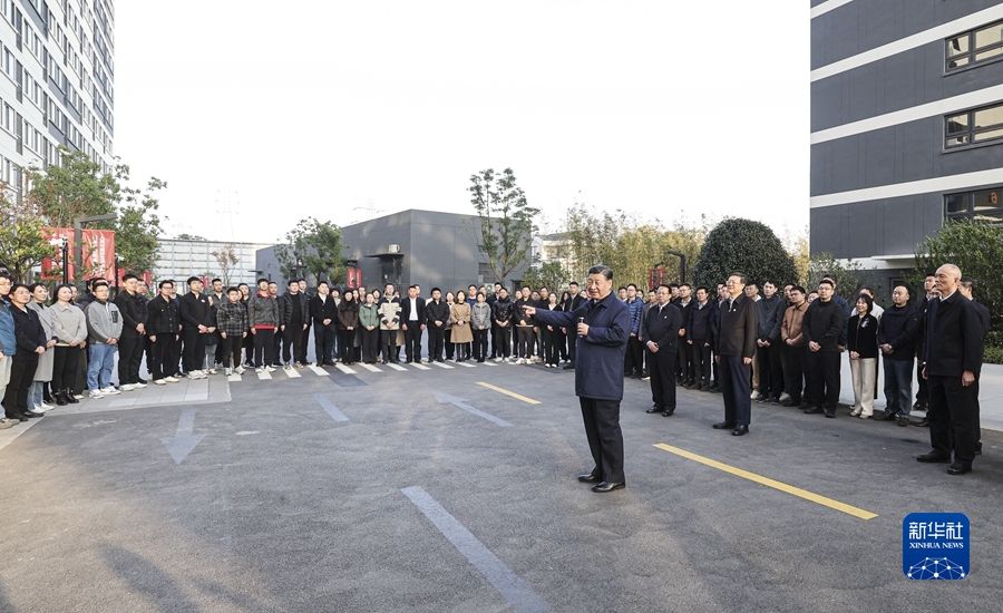 11月28日至12月2日，中共中央总书记、国家主席、中央军委主席习近平在上海考察。这是11月29日下午，习近平在闵行区新时代城市建设者管理者之家，同社区居民亲切交流。