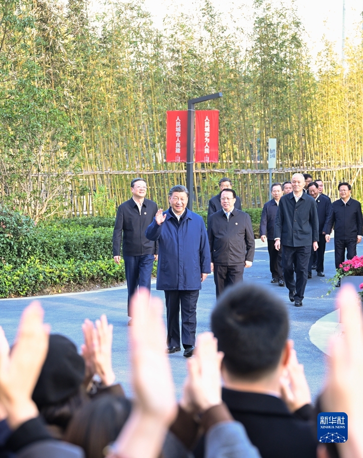 11月28日至12月2日，中共中央总书记、国家主席、中央军委主席习近平在上海考察。这是11月29日下午，习近平在闵行区新时代城市建设者管理者之家，向社区居民挥手致意。