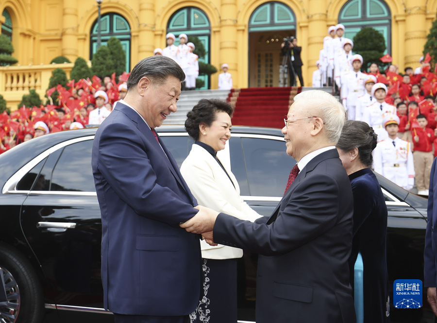 当地时间12月12日下午，刚刚抵达河内的中共中央总书记、国家主席习近平在越共中央驻地同越共中央总书记阮富仲举行会谈。这是阮富仲在主席府广场为习近平举行隆重欢迎仪式。